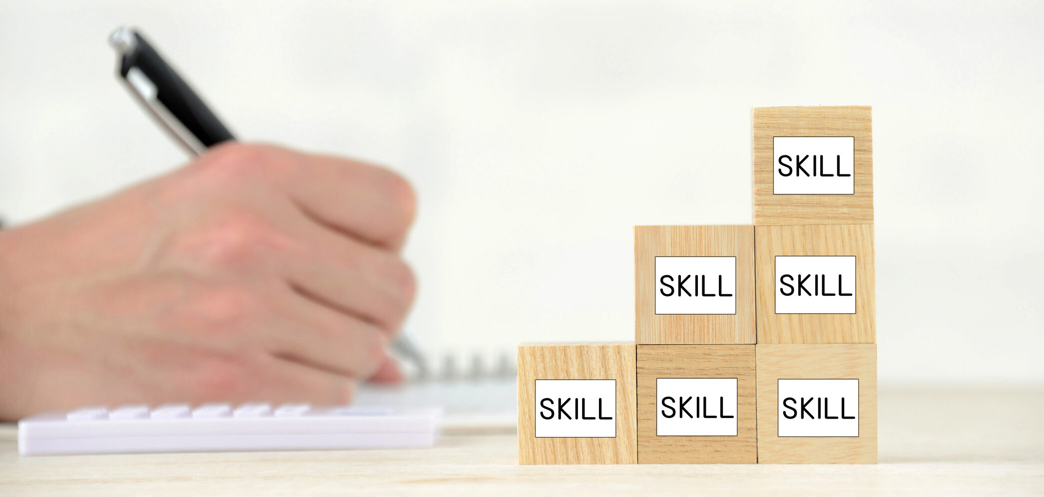 【2025年版】プロジェクトマネジメントの主要資格と研修を徹底比較